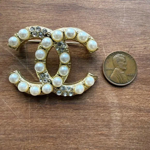 CHANEL Gold and Pearl Crystal Brooch - Picture 8 of 8